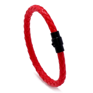 Bracelet tressé en cuir rouge pour homme avec fermoir magnétique noir sur fond blanc