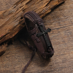 Bracelet en cuir tressé à la main avec croix métallique gravée du Notre Père espagnol