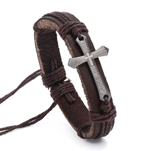Bracelet en cuir fait main avec croix et gravure de la prière Notre Père en espagnol