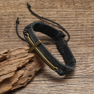 Bracciale vintage in pelle intrecciata nera da uomo con croce in bronzo su legno