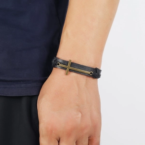 Bracciale vintage da uomo in pelle nera con ciondolo a croce in bronzo e dettagli intrecciati