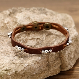 Vintage Lederarmband in Braun mit Perlenverzierung und verstellbarem Druckknopf