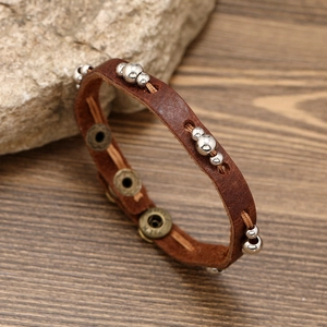 Vintage braunes Lederarmband mit Perlen und verstellbaren bronzenen Druckknöpfen