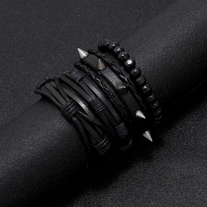 Set bracciale multistrato punk retrò da uomo con perline nere e borchie d'argento