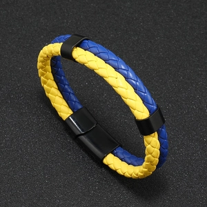 Détail du bracelet en cuir tressé bleu et jaune avec un fermoir magnétique noir chic
