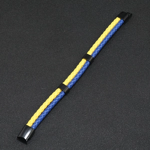 Détail du bracelet tressé en cuir jaune et bleu avec fermoir magnétique noir en métal