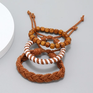 Driedelige set handgemaakte gevlochten armbanden met houten kralen en bohemien knopen