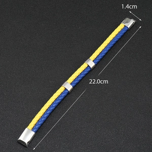 Gros plan du bracelet en cuir tressé bleu et jaune montrant le fermoir magnétique et dimensions
