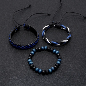 Set di tre bracciali da uomo con pelle intrecciata e accenti di perline blu marine