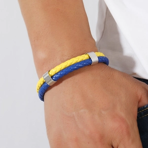 Vue détaillée du bracelet en cuir tressé jaune et bleu avec fermoirs magnétiques en argent