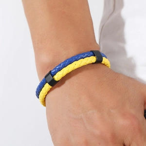Bracelet tressé en cuir aux couleurs de l'Ukraine bleu et jaune avec fermoir magnétique noir