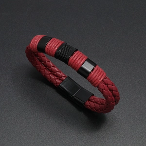 Dettaglio del braccialetto in pelle intrecciata rossa con chiusura magnetica nera e anelli