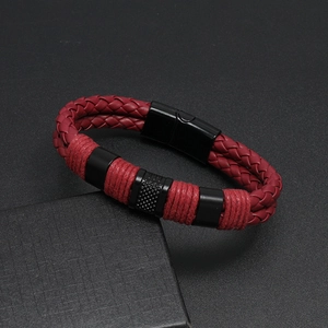 Macro dettaglio del bracciale in pelle rossa con chiusura magnetica nera e anello zigrinato