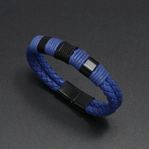 Dettaglio del bracciale in pelle intrecciata blu navy con chiusura magnetica nera in metallo