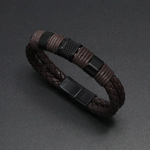 Dettaglio del bracciale in pelle intrecciata a doppio strato con chiusura magnetica nera