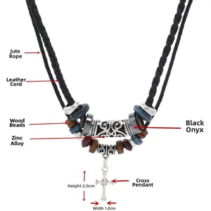 Vue détaillée du collier avec pendentif croix, perles en bois et cordon en cuir
