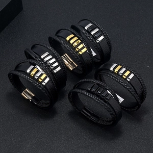 Pulsera de cuero trenzado multicapa para hombre con cierres magnéticos y detalles metálicos