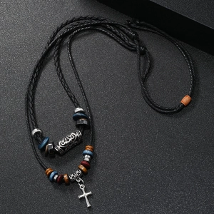 Collier ethnique vintage avec pendentif croix, cordon tressé et perles en bois colorées