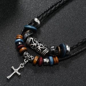 Collier vintage en cuir tressé avec perles en bois colorées et pendentif croix en argent