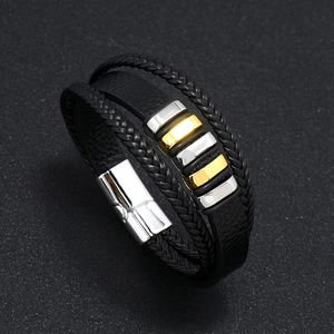 Vista detallada de la pulsera de cuero negro trenzado multicapa con cierre magnético