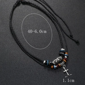 Collier ethnique vintage en cordon tressé avec pendentif croix argentée et perles bois