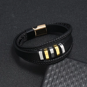 Primer plano de pulsera de cuero trenzado multicapa con cierre magnético y adornos
