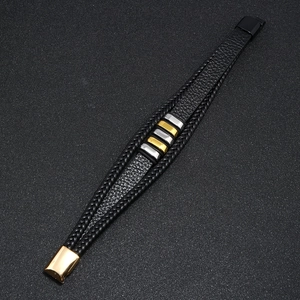 Primer plano de pulsera de cuero trenzado multicapa con adornos de metal combinados