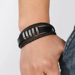 Detalle de pulsera trenzada multicapa de cuero para hombre con cierre magnético de plata