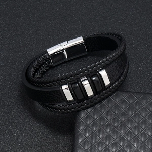 Detalle de pulsera de cuero trenzado multicapa con cierre magnético para hombres