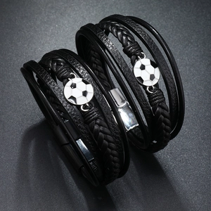Herren Mehrlagiges Lederarmband Set mit Fußball Motiv und Magnetverschluss Schwarz