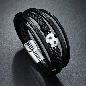 Nahaufnahme von mehrlagigem Lederarmband für Herren mit Fußball-Charm und Magnetverschluss