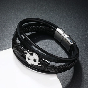 Detailansicht eines mehrlagigen Lederarmbands mit Fußball-Charm und Magnetverschluss