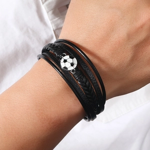 Mehrlagiges Herren-Lederarmband in Schwarz mit Fußball-Anhänger und Magnetverschluss