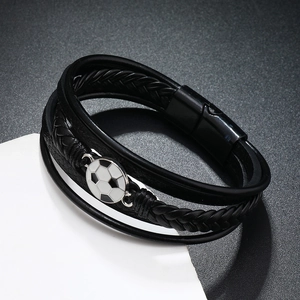 Nahaufnahme des schwarzen Herren-Lederarmbands mit Fußball-Anhänger und Magnetverschluss