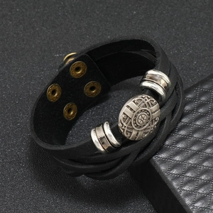 Pulsera de cuero multicapa para hombre con relieve metálico retro y cierre de presión