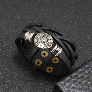 Pulsera retro multicapa de cuero trenzado para hombre con adornos de metal vintage