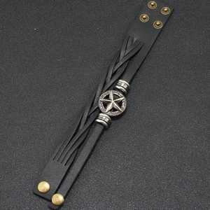 Detailopname van vintage leren armband met metalen sterplaat en metalen drukknopen