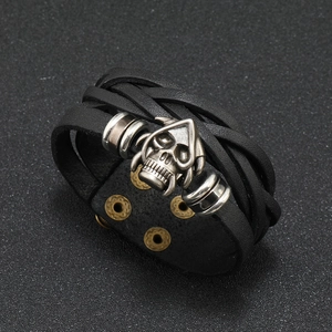 Vintage Totenkopf-Lederarmband im mehrlagigen Punk-Stil mit silbernen Metallbeschlägen