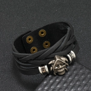 Vintage Lederarmband für Herren mit Totenkopf-Design und Punk-Stil in Schwarz
