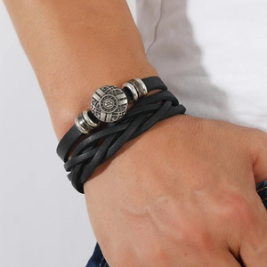 Pulsera retro multicapa de cuero para hombre con cuentas de plata vintage y detalles nórdicos