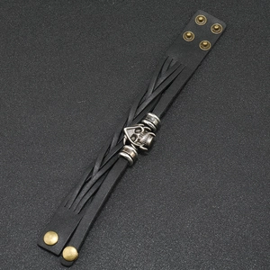 Detailansicht eines Punk-Schädel-Lederarmbands mit verstellbaren Metalldruckknöpfen