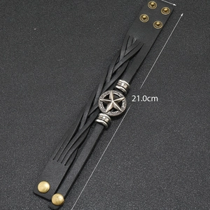 Detail van de vintage leren armband met metalen ster en maataanduiding van 21 cm