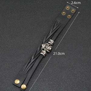 Details des Punk-Lederarmbands mit geflochtenem Leder, Silberschädel und Bronzenieten