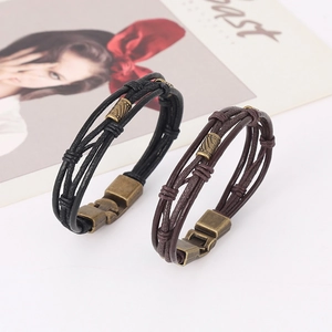 Pulseras vintage de cuero trenzado en negro y marrón con detalles de bronce