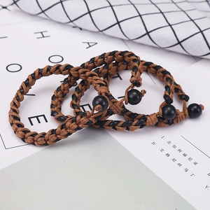 Handgemaakte gevlochten armbanden van bruine en zwarte vezels met houten kralen