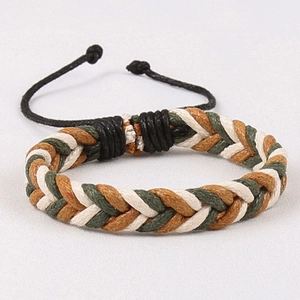 Detailopname van de verstelbare knoop en driekleurig vlechtpatroon op de handgemaakte armband
