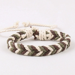 Handgemaakte gevlochten waxkoord armband in bruin, legergroen en beige met verstelbare knoop