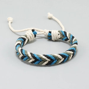 Detail van meerkleurige gevlochten waxkoord armband met verstelbare knoopsluiting