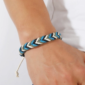 Detail van een veelkleurige geweven armband met verstelbare knoop en V-vlechtstructuur
