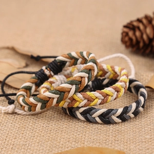 Detailweergave van handgemaakte geweven armbanden in aardetinten en verstelbare knopen